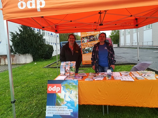 Simone Wohnig (links) und Esther Dölle, Sprecherin der Kreisgruppe Hildburghausen des NABU Henneberger Land