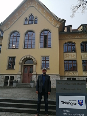 Martin Truckenbrodt vor dem Thüringer Verfassungsgerichtshof in Weimar