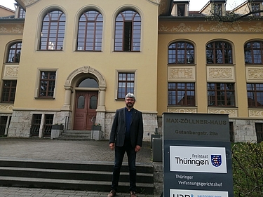 Martin Truckenbrodt vor dem Thüringer Verfassungsgerichtshof in Weimar