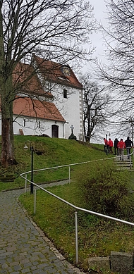 Auf dem Weg zur Wehrkirche Höfgen